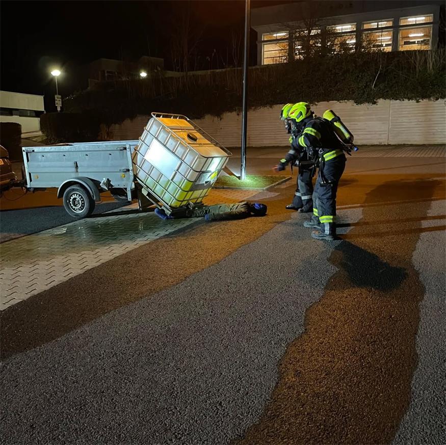 Unter einem mit Gefahrengut gefüllten Behälter lag die Übungspuppe.