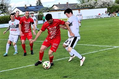 Unterhaltsamer Kick. Der SC Grafenschachen mit Matthias Wenzl (l.) entführte aus Neuberg beim 4:3 drei Punkte, musste gegen Dominik Farkas und Co. nach 4:0-Pausenführung aber in Halbzeit zwei richtig kämpfen.