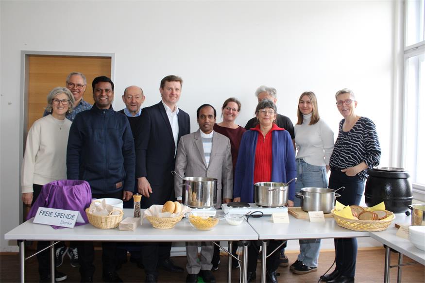 Unterstützten die Fastensuppenaktion. Sonja Artner, Toni Schnabl, Pater Prem Kumar Sebastian, Rudolf Ferscha, Bürgermeister Hannes Heisz, Pater Deivasakayaraj Sebasthikkannu, Barbara Buchinger, Alois Pichler, Ingeborg Schoberwalter, Clara Buchinger und Claudia Krecht. 