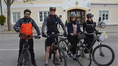 Unterwegs. Auch Marco und Anika Kager radelten mit Lisa und Dominik Binder durch den Bezirk.