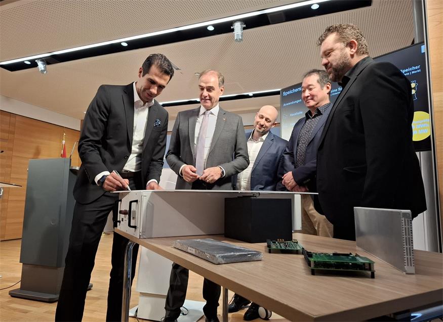 Unterzeichnung der Speicher-Kooperation (v.l.): Burgenland-Energie-Vorstandsvorsitzender Stephan Sharma, Landesrat Leonhard Schneemann, Rainer Svacinka (EM PLUS Güssing), Kazumasa Kurokawa (MK PLUS in Japan) und Forschungskoordinator Martin Zloklikovits.<?ZE?>
