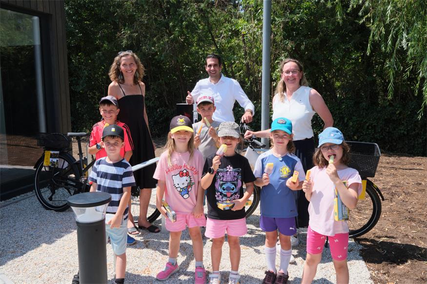 VS-Direktorin Brigitte M. Renner, Burgenland-Energie-CEO Stephan Sharma, Bürgermeisterin Silvia Pitzl mit den Volksschulkindern.
