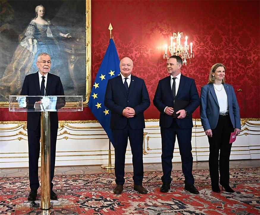Van der Bellen lobt die erste Dreierkoalition an