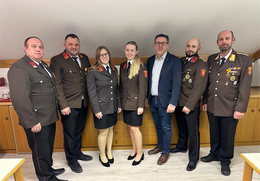 Vanessa Fuchs und Christina Reisner wurden befördert. Dazu gratulierten Vizebürgermeister Patrick Fuchs, Kommandant Gerhard Schrey, Bürgermeister Jürgen Karall, Kommandantstellvertreter Felix Schrey und Abschnittskommandant Josef Schöll. 