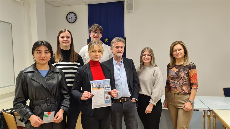 Vanessa, Szonja und Marcel aus der 5BK mit den HAK-Absolventinnen Anika Magyar und Tanja Beisteiner, Professorin Henrietta Marinov-Klein sowie EBSG-Geschäftsführer Peter Schlappal.