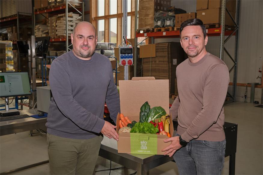 Veganis Geschäftsführer Michael Pilsel und Christoph Mick mit der neuen BioVitBox.