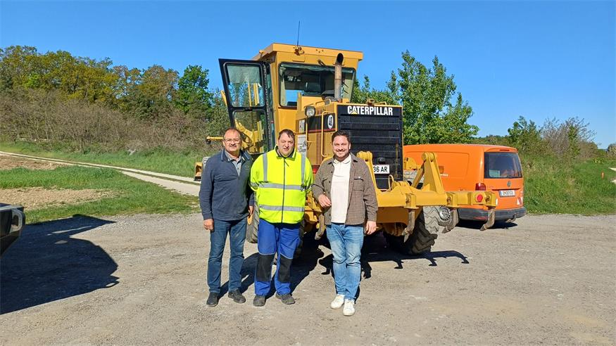 Verantwortlich für die Abwicklung sind Obmann der Wegbaugemeinschaft Johann Schumitsch und Bürgermeister Thomas Niklos. Mit am Foto Unternehmer Alexander Kollmann.
