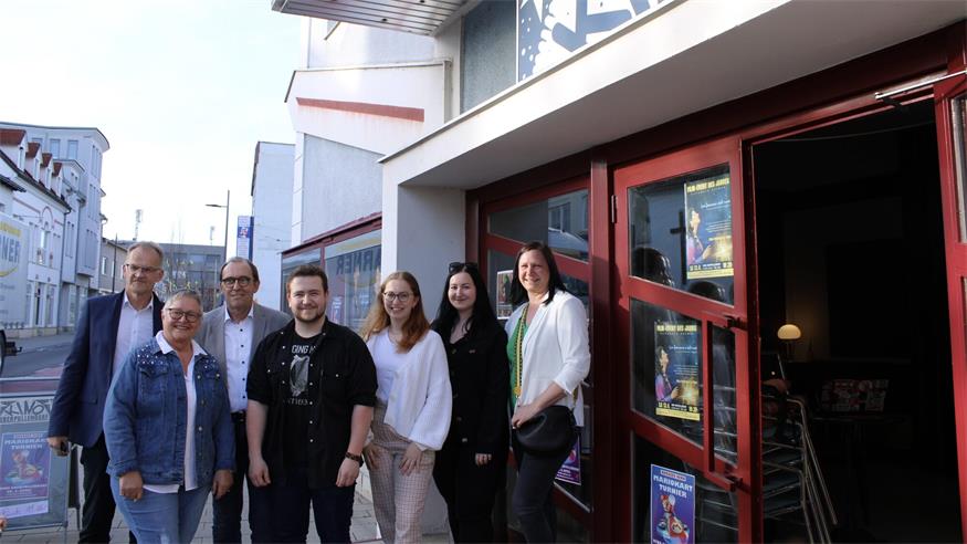 Verfolgten gespannt das Turnier. Stadtrat Norbert Hoffmann, Sissy Dorn, Vizebürgermeister Nikolaus Dominkovits, Bezirksvorsitzender Manuel Wukovits, Vanessa Wiener, Hanna Mohl und Elisabeth Schmidt. 