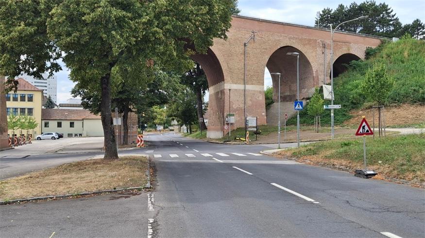 Vergangene Woche war die Einfahrt in die Michael Kochstraße über das Viadukt nicht möglich, die Autofahrer mussten den Weg über den Bahndamm nehmen. Die Arbeiten beim Billa-Kreisverkehr sind nun abgeschlossen. 