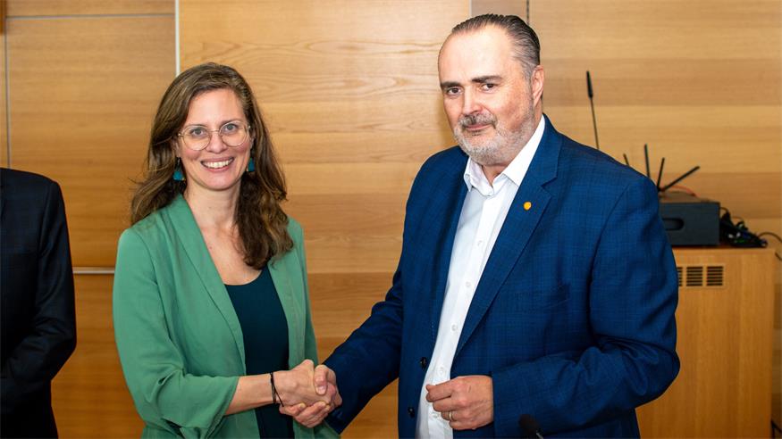 Verhandlungen "mit Handschlagqualität". Landeshauptmann Hans Peter Doskozil und Grünen-Landessprecherin Anja Haider-Wallner beim Auftakt der Gespräche im Kulturzentrum Eisenstadt.