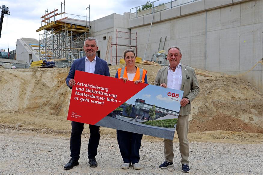 Verkehrslandesrat Heinrich Dorner, Luzie Kneifel (Projektleiterin ÖBB-Infrastruktur AG) und Bürgermeister Dieter Posch (Neudörfl) (v.l.) beim Lokalaugenschein auf der Baustelle am Bahnhof in Neudörfl.