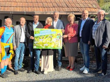 Verkehrslandesrat Heinrich Dorner, Tourismus-Chef Didi Tunkl und Erlebnisregionsmanagerin Monika Ruascher präsentierten die Streckenführung des neuen Uhudler Radrundwegs B72 gemeinsam mit den Projektverantwortlichen.