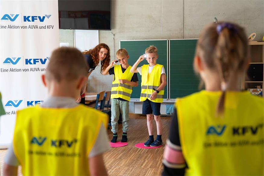 Verkehrssicherheitsaktion im Kindergarten Zagersdorf mit Glühwürmchen Glitzi und Henne Berta 