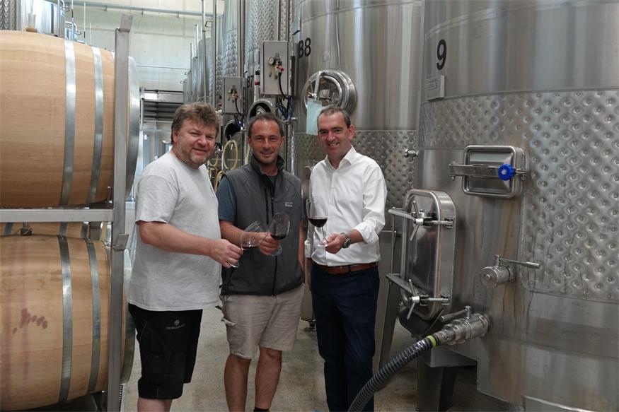 Verkostung in Deutschkreutz. Die Winzer Albert Gesellmann und Georg Prieler mit Wein-Burgenland-Obmann Herbert Oschep (v.l.).