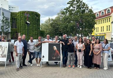 Vernissage in Mattersburg: Innungsmeister-Stv. Ernst Breitegger, Konrad Kehrer, Philipp Allmaier, Innungsmeister-Stv. Eric Halwax, Mst. Friedrich Jansenberger, Herbert Herdits, Marko Zlousic, Landesinnungsmeister Mst. Erwin Muik, Josef Lorenz, Melanie Eckhardt, Roman Seidl, Maria Hollunder, Elisabeth Fröhlich, Christiane Raffeiner und Annabell Wappel (v. l.)