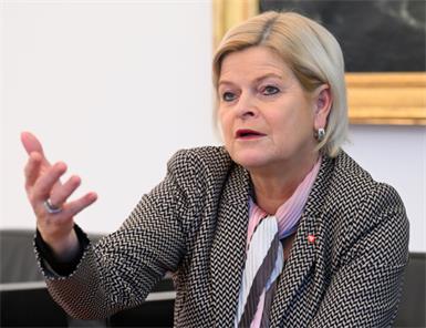 Verteidigungsminsterin Tanner will Diskussion Wehrpflicht starten