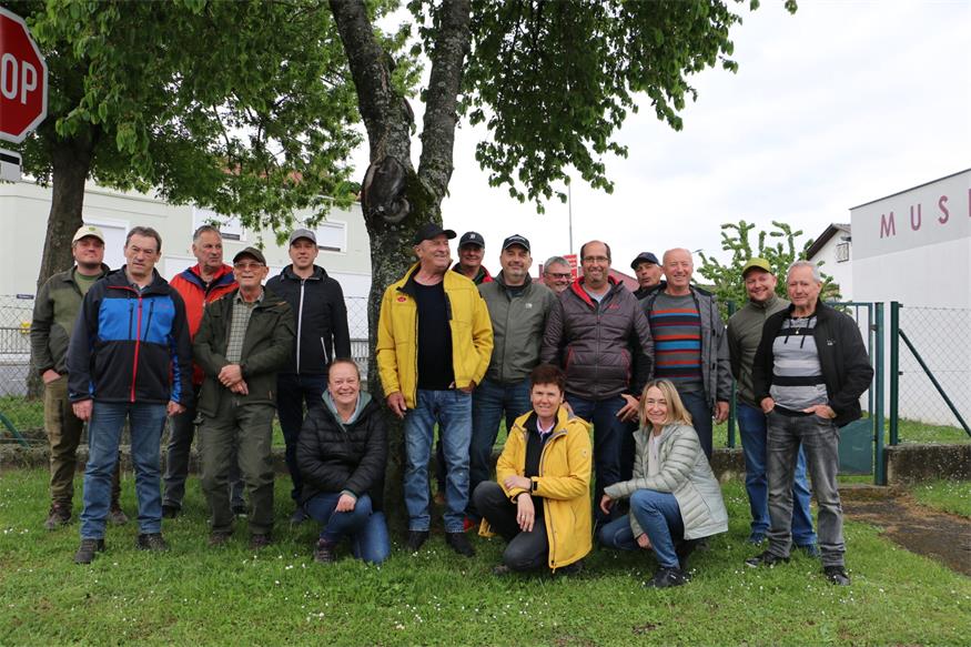 Vertreter der Gemeinde, der Urbarialgemeinde, die Jägerschaft und andere Vereinsvorsitzende am Tag der Hotterbegehung.