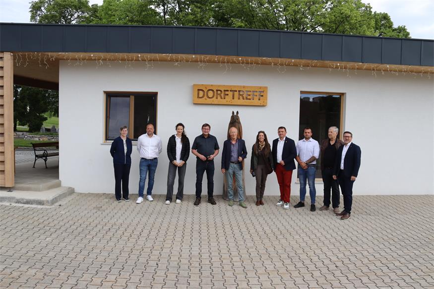 Vertreter der Gemeinde rund um Bürgermeister Thomas Stoiber, Vertreter der Weingrabener Vereine sowie Landtagsabgeordneter Jürgen Karall mit den Mitgliedern der Jury vor dem Dorftreff. 