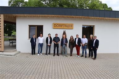 Vertreter der Gemeinde rund um Bürgermeister Thomas Stoiber, Vertreter der Weingrabener Vereine sowie Landtagsabgeordneter Jürgen Karall mit den Mitgliedern der Jury vor dem Dorftreff. 