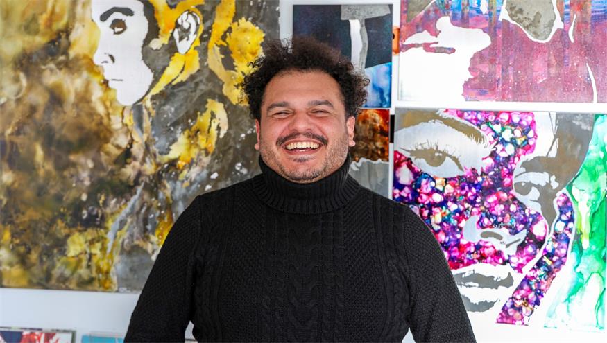Victor Sales strahlt mit seinen farbenfrohen Kunstwerken um die Wette.