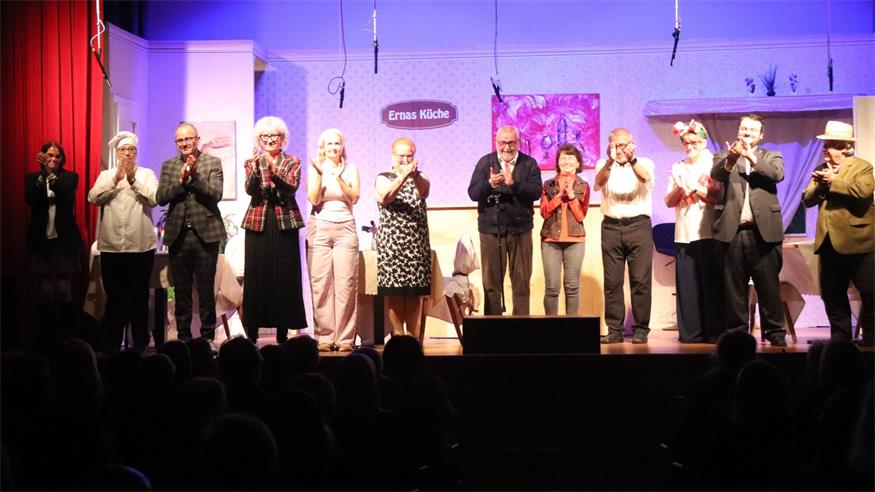Viel Applaus gab es für das Ensemble der „Bühne im Martinihof“ nach ihrer Premiere ihrer rasanten Komödie „Kaviar triff Grillwürstel“ am Freitag. Die Gruppe rund um Regisseur Helmut Schreiter zeigte sich in bester Spiellaune und sorgte dafür, dass es beim Publikum viel zu lachen gab. Heute und morgen finden zwei weitere Vorführungen statt. 