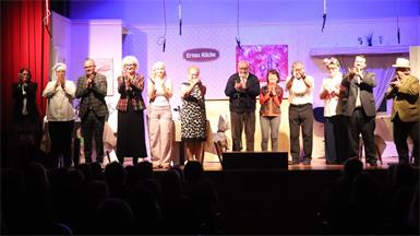 Viel Applaus gab es für das Ensemble der „Bühne im Martinihof“ nach ihrer Premiere ihrer rasanten Komödie „Kaviar triff Grillwürstel“ am Freitag. Die Gruppe rund um Regisseur Helmut Schreiter zeigte sich in bester Spiellaune und sorgte dafür, dass es beim Publikum viel zu lachen gab. Heute und morgen finden zwei weitere Vorführungen statt. 