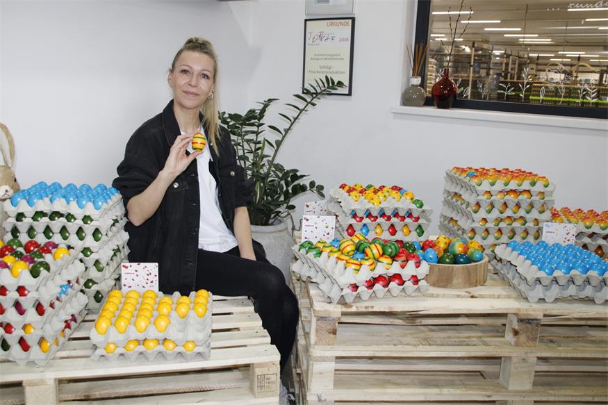 Viel Arbeit für den Osterhasen: Barbara Schlögl versorgt den Markt mit Millionen von bunten Ostereiern.