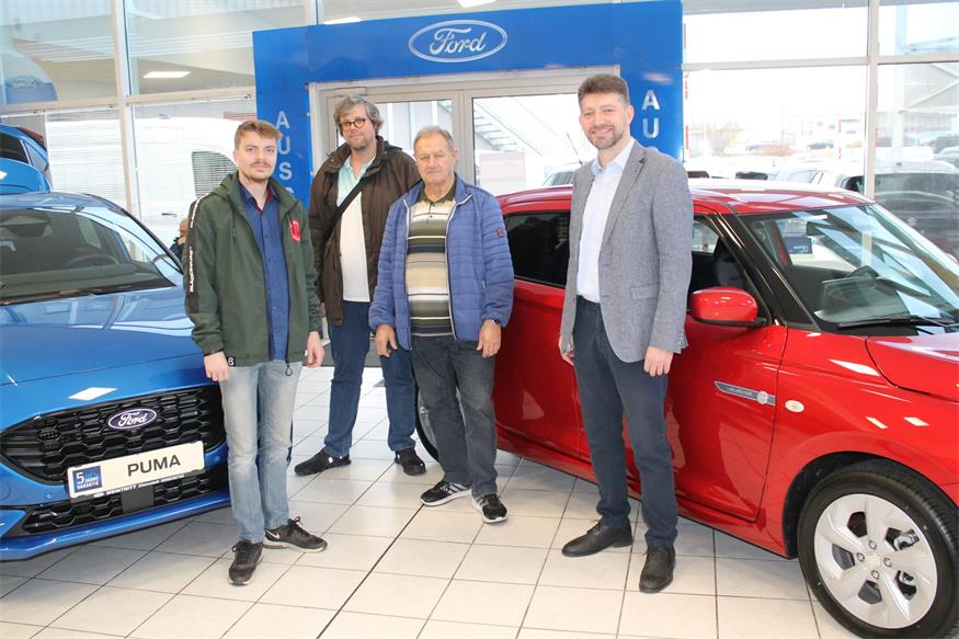 Viel los beim Autofrühling: Marc Meyer, Gregor Schiere, Steffan Kladler und Werner Weintritt im Autohaus Weintritt.