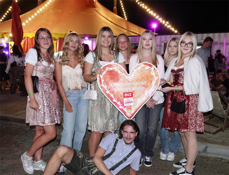 Viele Besucher waren beim gestrigen Start der Oberpullendorfer Sommer Wiesn mit dabei. Natürlich durfte auch diesmal das Sommer Wiesn/BVZ-Herz auf den Erinnerungsfotos nicht fehlen.