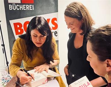 Viele Besucher:innen nutzten die Gelegenheit, ihre Bücher signieren zu lassen und den Abend bei einer persönlichen Begegnung ausklingen zu lassen.