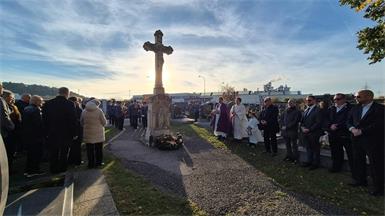 Viele Neudörfler, darunter Gemeindevertreter, Vertreter von Vereinen sowie die Freiwillige Feuerwehr gedachten zu Allerheiligen am Friedhof gemeinsam mit der Pfarre Neudörfl den verstorbenen Mitbürgern. 