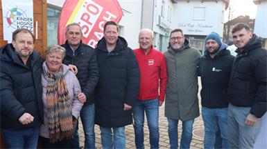 Viele Unterstützer für die Charity-Veranstaltung fanden sich am Rohrbacher Hauptplatz ein. So zum Beispiel der Klubobmann der SPÖ Burgenland, Roland Fürst, 1. Vizebürgermeisterin Waltraud Gartner, Bürgermeister Günter Schmidt, Bezirksparteiobmann und Schattendorfs Bürgermeister Thomas Hoffmann, Pensionistenobmann der Ortsgruppe Rohrbach Stefan Jindra, Hirms Bürgermeister Christian Wöhl, Gemeinderat Philip Tiewald und Gemeindevorstand Thomas Schmidt. 