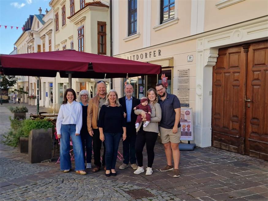 Vier Altdorfer-Generationen auf einem Bild: Lisa Pruggnaller, Maria Altdorfer, Dieter Pruggnaller, Ulrike Pruggnaller-Altdorfer, Johann Altdorfer, Josefine und Thomas Pruggnaller mit Töchterchen Katharina. 