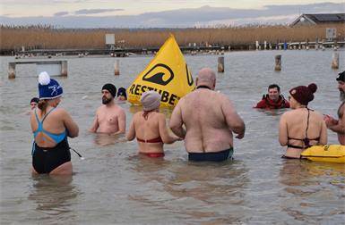 Vier Grad im Wasser, unter zehn an Land - man muss schon kälteresistent sein, um im Winter in die Ruster Bucht zu springen.