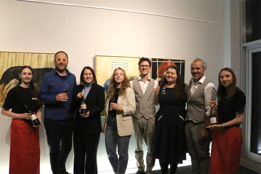 Viktoria Schmidt, Moderator Flo Rohrbeck, Lisa Kölly-Pfneisl, Moderatorin Katica Mesner-Kinda, Enrico Sieber, Gloria Sieber, Alex Sieber und Dorothea Kuszmits beim Jazz & Wein in der KUGA Großwarasdorf.