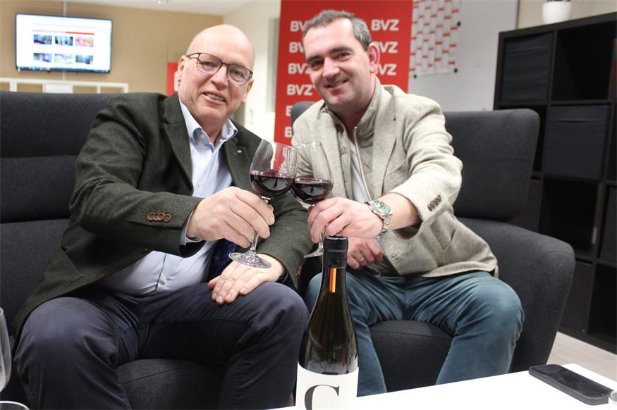 Vinophiles Duo. Weinbaupräsident Andreas Liegenfeld und Weintourismus-Burgenland-Obmann Herbert Oschep (v.l.) stoßen mit dem Jahrhundertwein an. Der „Centum“ zeigt vor, in welche Richtung es mit einem Burgenland DAC gehen könnte.
