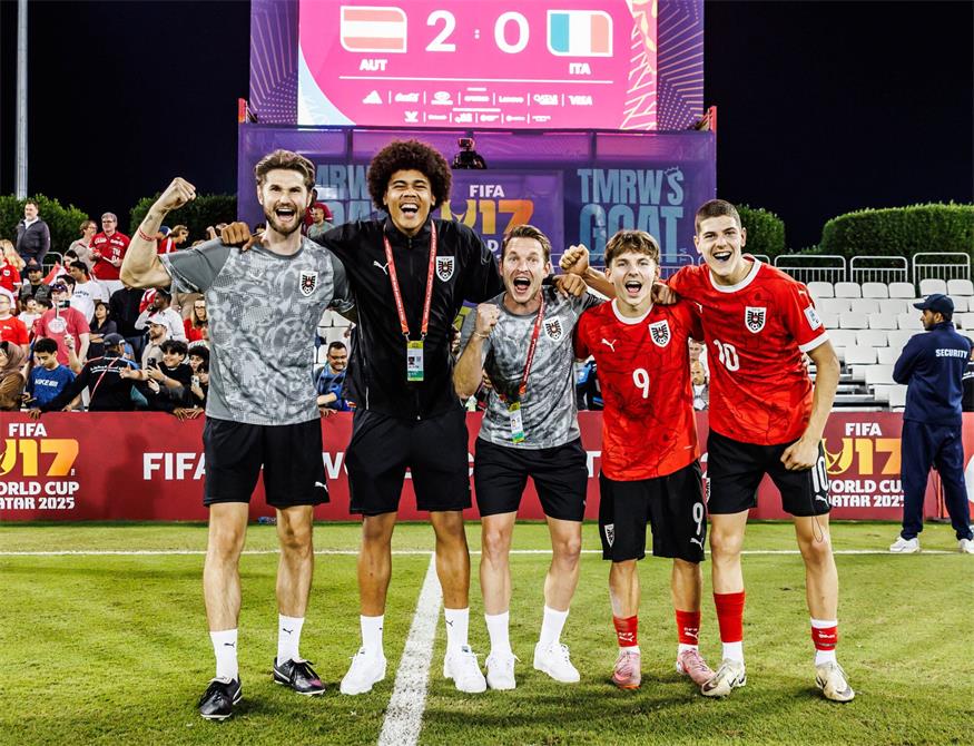 Violette U17-WM-Beteiligung: Tormanntrainer Michael Walker (jetzt bei der Austria-Akademie, davor in der Fußballakademie Burgenland beschäftigt), Ifeanyi Ndukwe, Christoph Witamwas (der gebürtige Stremer ist ebenfalls als Betreuer bei der Austria-Akademie und Ex-AKA-Burgenland-Trainer), Hasan Deshishku und Vasilije Markovic (v.l.). Das Quintett jubelte am Montag über den 2:0-Semifinalsieg gegen Italien. Beim heutigen WM-Finale gegen Portugal wird auch Austrias Akademieleiter Manuel Takacs vor Ort dabei sein. 