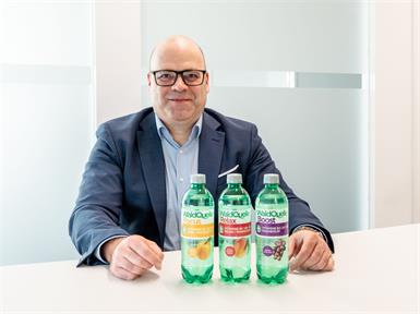 Vítězslav Staněk, Geschäftsführer von Waldquelle Mineralwasser, mit den neuen Waldquelle+ Vitaminwassersorten. 