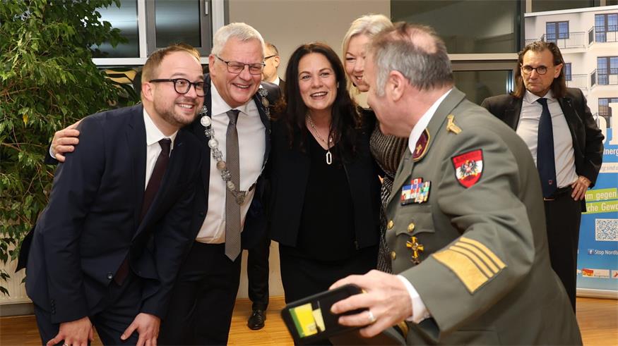 Vize-Bgmst. Istvan Deli, Bgmst. von Eisenstadt Thomas Steiner, Vize-Bgmst. Charlotte Toth-Kanyak und Magistratsdirektorin Gerda Török bei einem Selfie mit Militärpfarrer Alexander Wessely.
