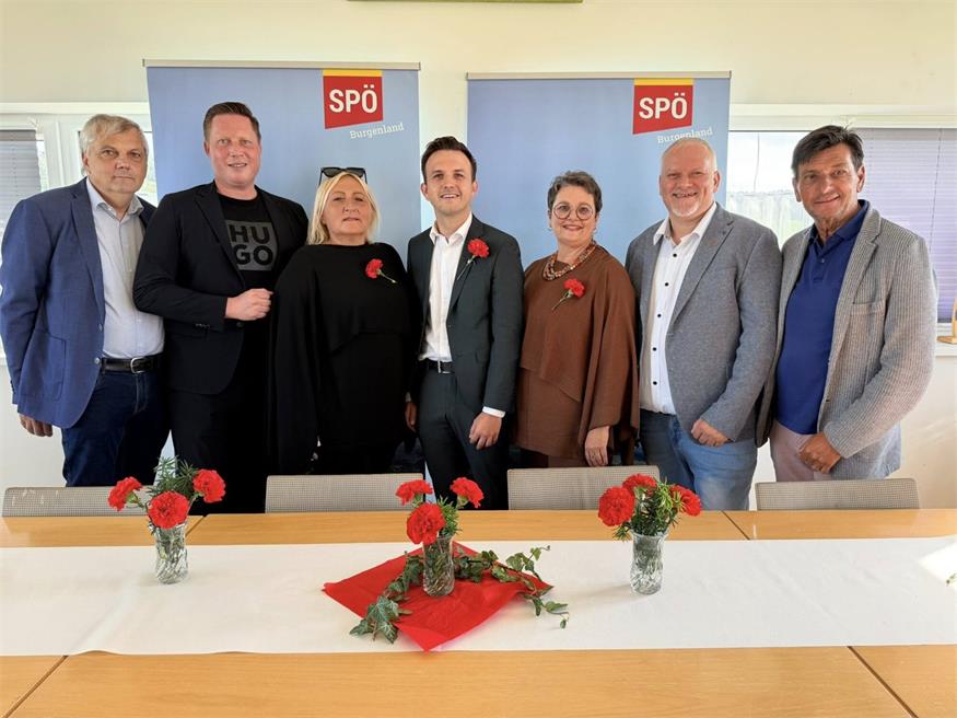 Vizebürgermeister Andreas Bandat, SPÖ-Bezirksparteiobmann Thomas Hoffmann, SPÖ-Landesgeschäftsführer Fritz Radlspäck und Altbürgermeister Christian Illedits gratulierten dem neuen SPÖ-Ortsparteiobmann Matthias Müllner und dessen Stellvertreterinnen Sabine Kern und Uschi Piller.