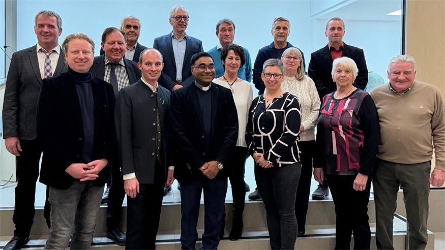 Vizebürgermeister Christoph Ramhofer, Amtsleiter Christoph Kroyer, Bürgermeister Matthias Weghofer, Pfarrvikar Lukas Weghofer und Pfarrer Pater Jomon mit Pfarrgemeinderäten, 