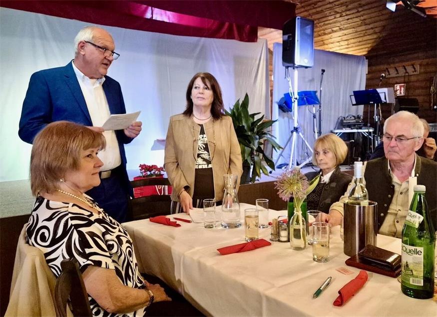 Vizebürgermeister Florian Ohrenhofer, Karl Konrath, Bürgermeister Wolfgang Sodl und die Vorsitzende Heli Wolf mit ihrem Team bei der Feier im Gasthaus Tury.