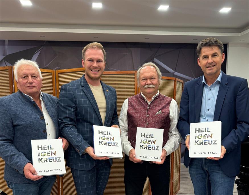 Vizebürgermeister Georg Pataki, LAbg. Fabio Halb, Bürgermeister Edi Zach und Bezirkshauptmann Harald Dunkl mit dem neuen Gemeindebuch.
