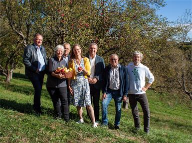 Vizebürgermeister Günter Laschet (Deutsch Kaltenbrunn), Geschäftsführerin Brigitte Gerger (Verein Wieseninitiative) Bürgermeister Andreas Grandits (Stinatz, Obmann Verein Wieseninitiative), Landeshauptmann-Stellvertreterin Anja Haider-Wallner, Bürgermeister Wolfgang Eder (Burgauberg-Neudauberg), Bürgermeister Kurt Wagner (Wörterberg) und Projektbetreuer Jan Oestmann (Verein Wieseninitiative) bei der Präsentation.
