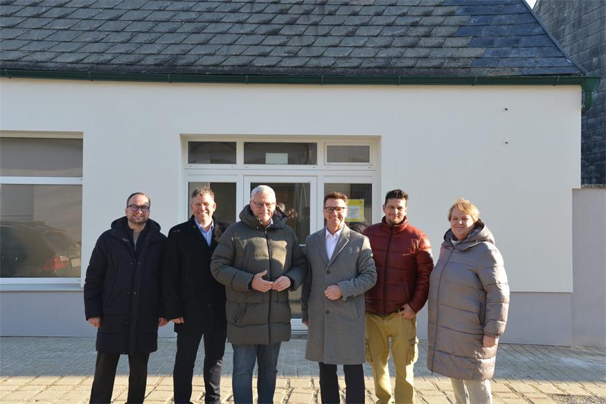 Vizebürgermeister Istvan Deli, Baudirektor Werner Fleischhacker, Bürgermeister Thomas Steiner, Raiffeisenlandesbank-Vorstand Rudolf Suttner, Magistrats-Mitarbeiter Roland Eder und St. Georgens Stadtbezirksvorsteherin i.R. Heidi Hahnkamp.