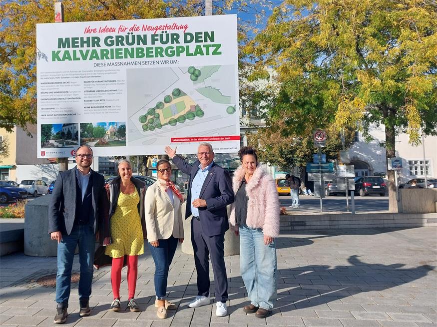 Vizebürgermeister Istvan Deli, Gemeinderätin Claudia Krojer, Gemeinderätin Andrea Dvornikovich, Bürgermeister Thomas Steiner und 2. Vizebürgermeisterin Charlotte Toth-Kanyak vor der Infotafel am Kalvarienbergplatz.