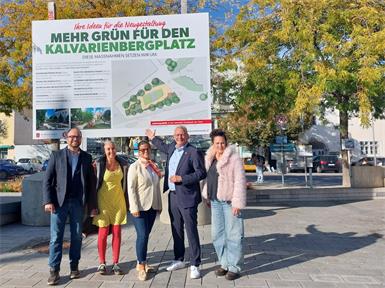 Vizebürgermeister Istvan Deli, Gemeinderätin Claudia Krojer, Gemeinderätin Andrea Dvornikovich, Bürgermeister Thomas Steiner und 2. Vizebürgermeisterin Charlotte Toth-Kanyak vor der Infotafel am Kalvarienbergplatz.