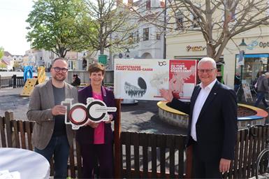 Vizebürgermeister Istvan Deli, Kulturausschussvorsitzende Waltraud Bachmaier und Bürgermeister Thomas Steiner v.l.) bei der Präsentation einer Wegweisertafel durch das "100 Jahre Landeshauptstadt"-Jubiläum Eisenstadts.