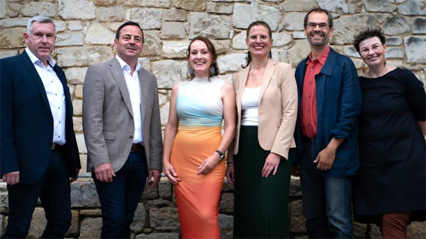 Vizebürgermeister Johann Reinprecht, Storchenverein-Obmann Igor Smrtnik, Künstlerin Sabine König, Landeshauptmann-Stellvertreterin Anja Haider-Wallner, Landtagsabgeordneter Wolfgang Spitzmüller und Stadtmarketin-Chefin Sonja Grapa beim Festakt vergangenen Donnerstag.