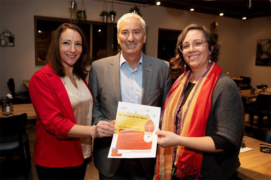 Vizebürgermeister Michael Leitgeb (Mitte), Stadtpartei Frauen-Vorsitzende Verena Liszt-Rohlf (r.) und ihre Stellvertreterin Gyöngyvér Koch (l.) laden Familien ein, den Nikolaus nach Hause zu bestellen.